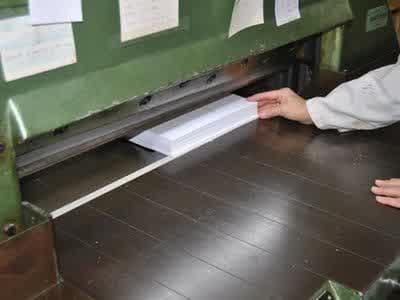 Artesanos encuadernadores de Vigoarte cortando papel en Vigo