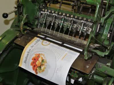 Máquina de coser pliegos del taller de encuadernación de Vigoarte en Vigo