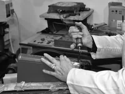 Restauración artesanal de un libro antiguo en el taller de Vigoarte