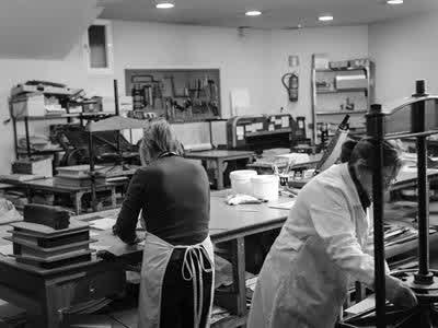 Encuadernadores trabajando en el taller de Vigoarte en Vigo